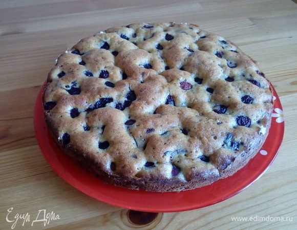 Некоторое время даем пирогу остыть прямо в форме. После чего аккуратно извлекаем его.