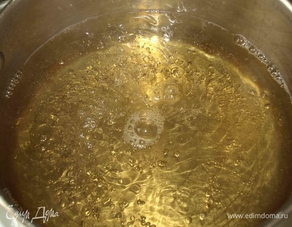 Воду довести до кипения. Растворить в воде сахар. Сахар можно добавить по своему вкусу, больше или меньше. 