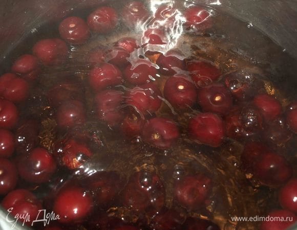 Добавить в кипящую воду ягоды. Как только ягоды начнут всплывать вверх, снять кастрюлю с огня. Ягоды варить не более 2 минут. Накрыть крышкой и оставить до полного остывания. Чтобы процесс прошел быстрее, можно поставить кастрюлю с компотом в холодную воду. 
