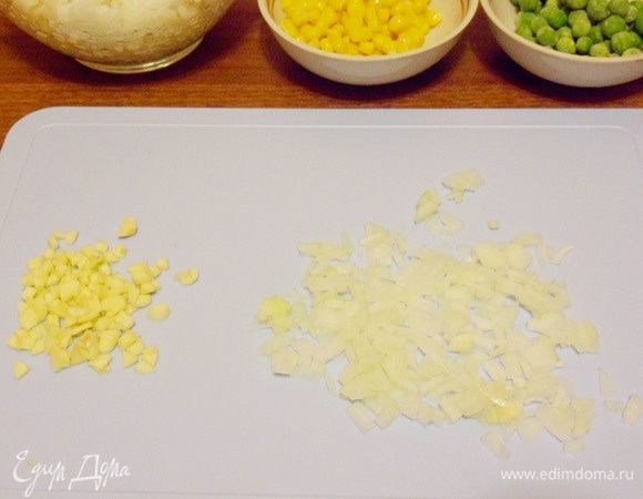 Лук, чеснок почистить, мелко нарезать кусочками.