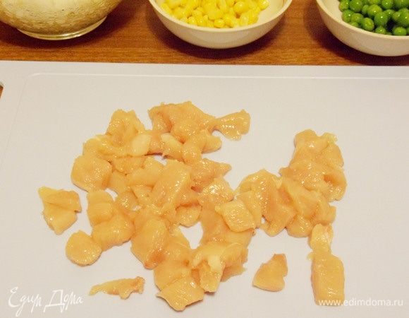 Куриное филе нарезать небольшими кусочками.