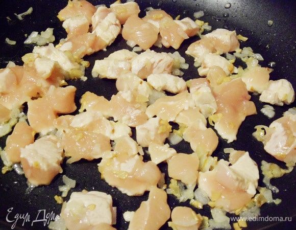 Затем добавить куриное филе. Готовить при непрерывном помешивании до готовности мяса.