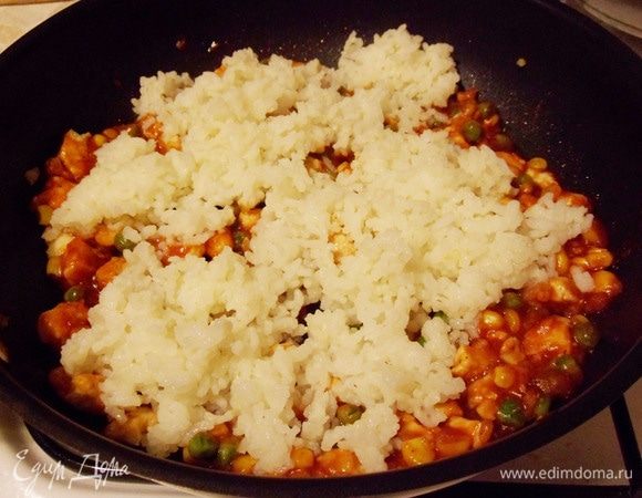 Добавить отварной рис. Тщательно перемешать. Приправить солью и перцем по вкусу. Прогреть.