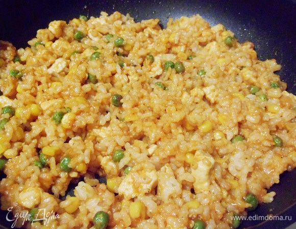 Начинка для омлета готова. Переложить рисовую смесь в миску и сохранять теплой.
