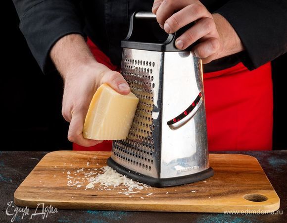 Сыр измельчите на терке.