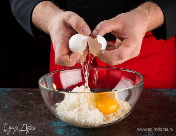 Смешайте рис, сыр, яйца и приправы. 