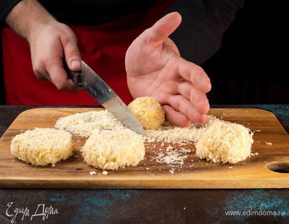 Сформируйте котлетки овальной формы, обваляйте в сухарях.