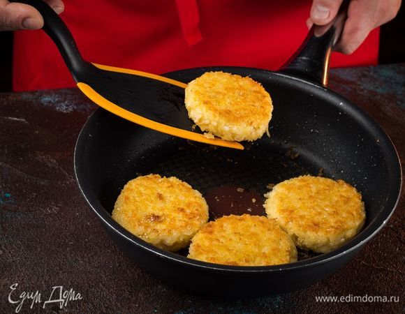 Пожарьте котлетки на растительном масле до золотистого цвета с обеих сторон.