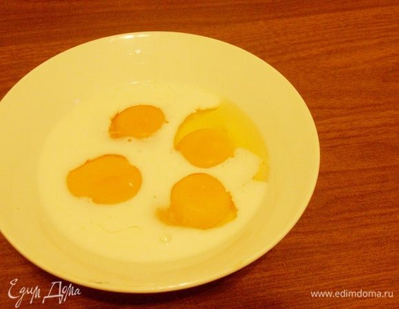 Влить в миску яйца, добавить молоко, соль и перец.