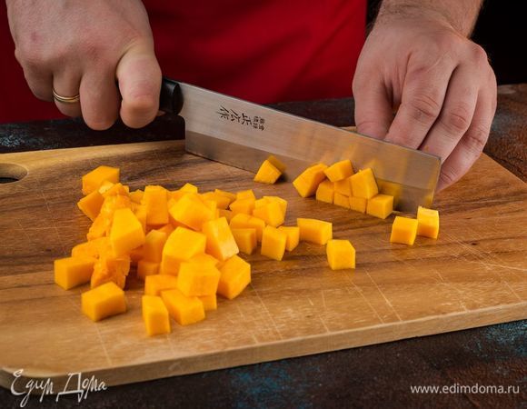 Тыкву очистите и нарежьте на кубики.