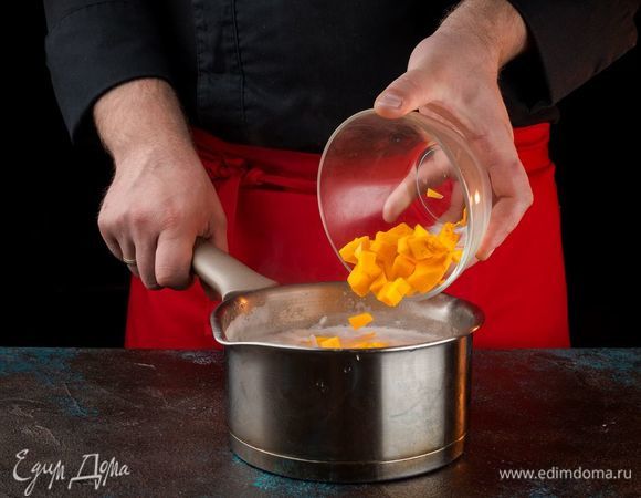 Добавьте к рису тыкву и молоко. Варите кашу до готовности.