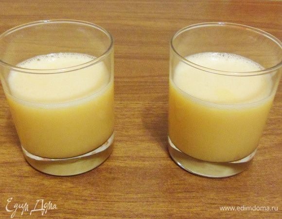 Мой рецепт рассчитан на две порции, я поделила омлетную смесь (это можно не делать). Когда будете готовить омлет, учтите, что яичная смесь должна занимать всю поверхность сковороды, поэтому лучше брать не очень большую сковородку.