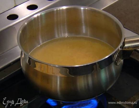 Бульон разогреть в небольшой кастрюле, всыпать булгур и на маленьком огне отварить до готовности, затем немного остудить.