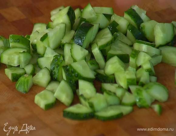 Огурцы нарезать небольшими кубиками.