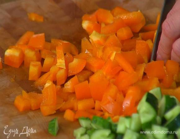 Сладкий перец, удалив плодоножку с семенами, нарезать небольшими кусочками.