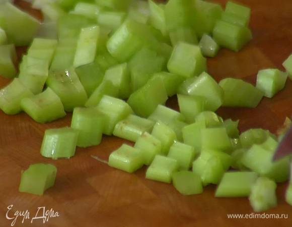 Сельдерей тонко порезать.