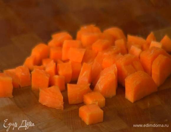 Морковь почистить и нарезать маленькими кубиками.