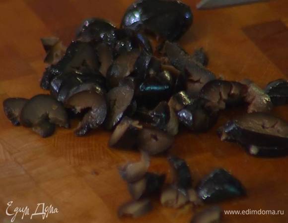 Маслины мелко порезать.