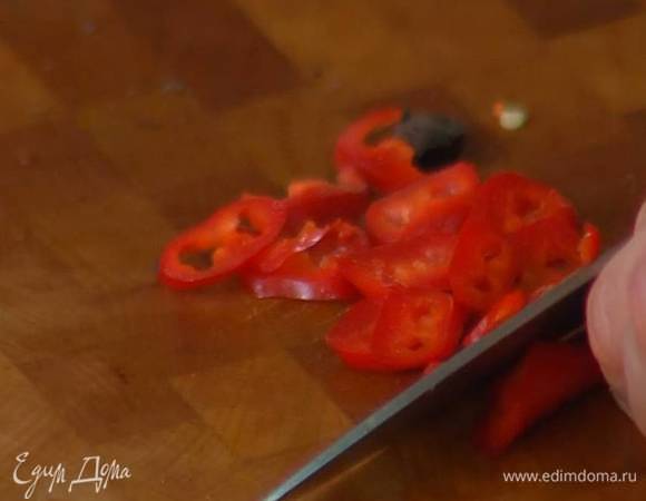 Перец чили крупно порубить.