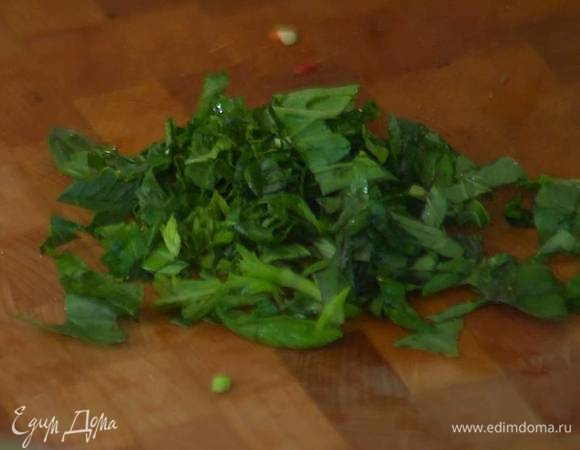 Листья базилика мелко порубить.