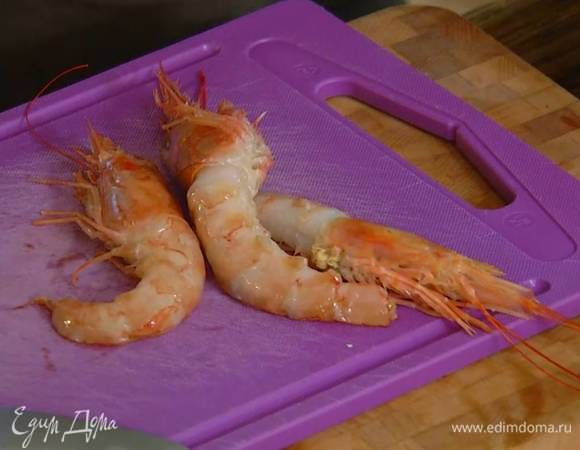 Креветки предварительно разморозить, затем очистить от панциря, сохранив хвостик и голову.