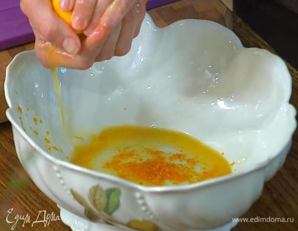 Цедру апельсина натереть на мелкой терке, выжать из него сок.