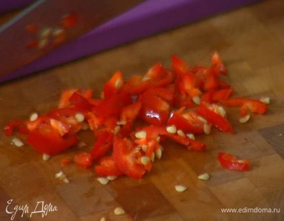 Перец чили вместе с семенами мелко порубить.