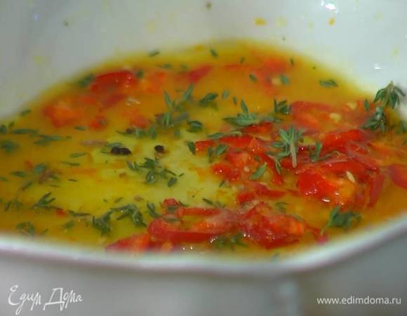 Приготовить маринад: измельченный перец чили соединить с соком и цедрой апельсина, посолить, влить оливковое масло, добавить зерна кардамона, листья с 2‒3 веточек тимьяна и все перемешать.