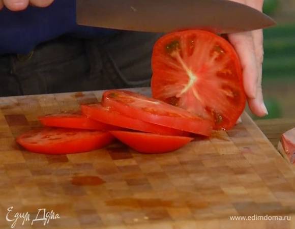 Помидор нарезать крупными кольцами.
