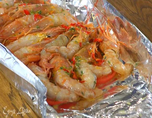Пищевую фольгу сложить в несколько слоев, поместить на нее кружки помидора, креветки вместе с маринадом и оставшиеся веточки тимьяна и накрыть все фольгой, так же сложенной в несколько раз, затем скрепить края фольги, чтобы получился карман и оставить на некоторое время.