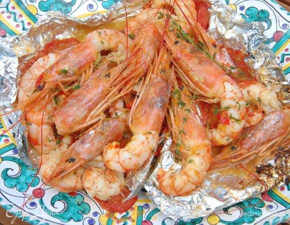 Готовить креветки в закрытом кармане на разогретом гриле.