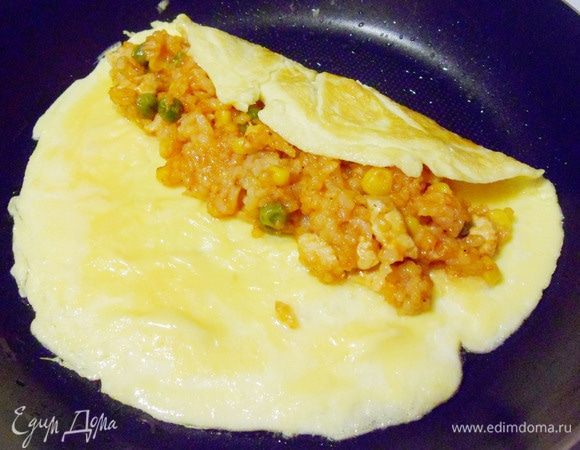 Затем завернуть один край омлета.