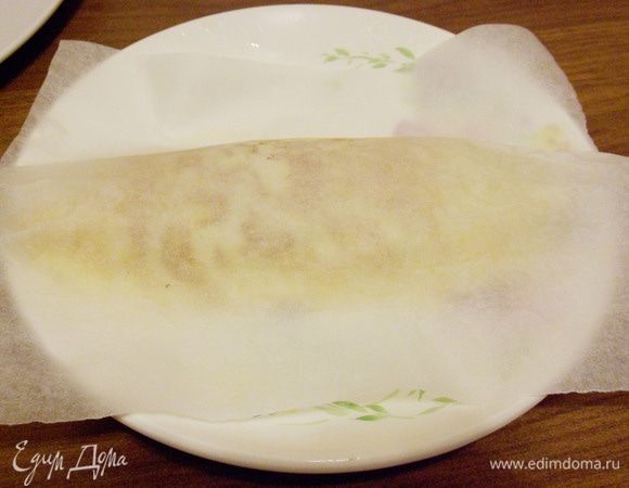 С помощью пекарской бумаги придать омлету нужную форму.