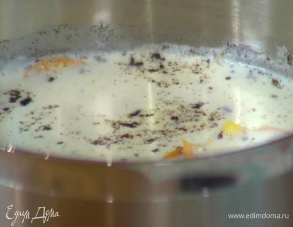 В кастрюле соединить молоко и 150 мл сливок, добавить всю цедру, измельченную ваниль и довести до кипения, затем снять с огня и вынуть цедру.