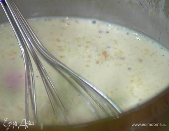 Молоко со сливками слегка остудить, затем, непрерывно перемешивая венчиком, влить ром, всыпать желатин и еще немного остудить.