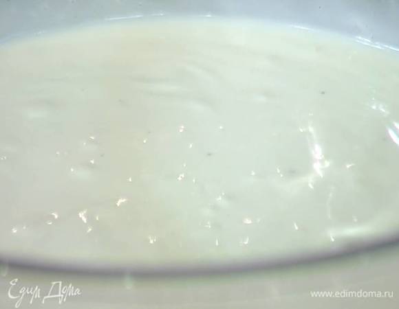 Молочно-сливочную массу с желатином процедить через сито, затем добавить в нее сливки со сметаной и перемешать все венчиком в однородную массу.