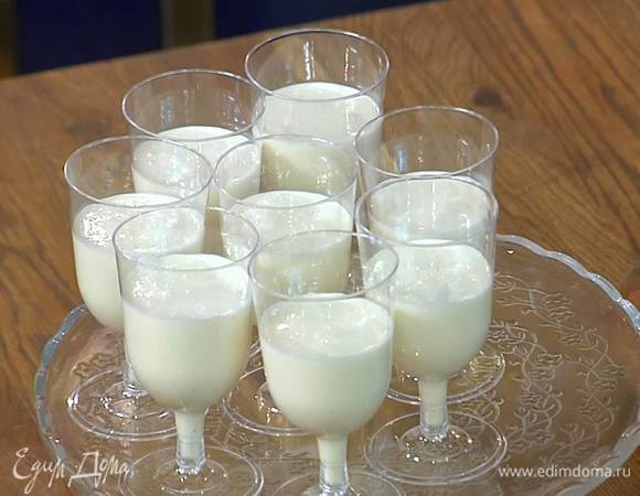 Разлить массу разлить в бокалы, наполняя их на 2/3 объема, и отправить в холодильник на час.