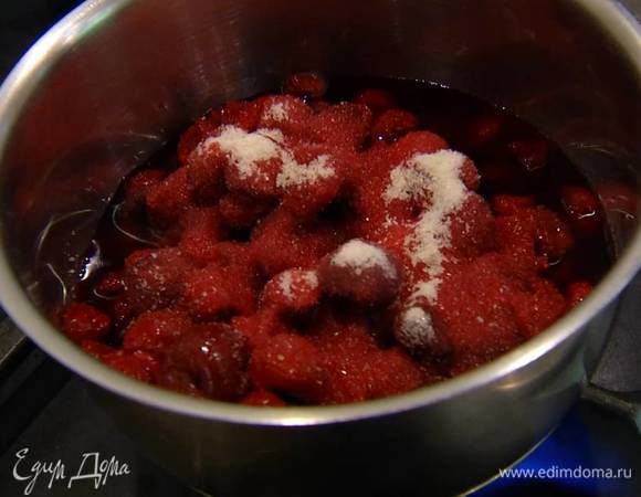 Приготовить соус: из половинки апельсина выжать сок, с четвертинки лимона срезать ножом цедру и поместить все в небольшую кастрюлю, добавить размороженную вишню с выделившимся соком, сахар и разломленную пополам палочку корицы, влить ром и все прогреть, затем всыпать желатин, перемешать и снять с огня.