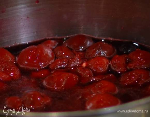 Ягодный соус, удалив цедру и корицу, измельчить блендером в пюре и остудить.