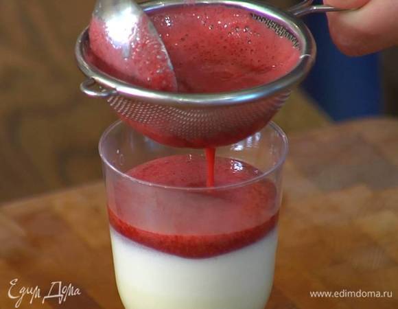 Холодный соус через сито налить сверху в бокалы с остывшим желе и отправить в холодильник примерно на полчаса.