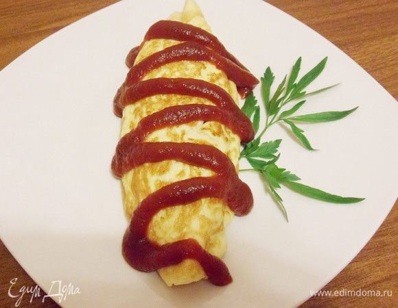 Украшаем кетчупом, подаем к столу горячим. Это первый способ подачи омурайсу.