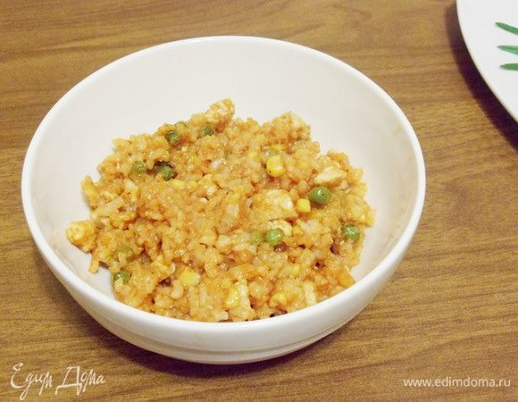 Второй способ проще: в глубокую миску выложить порцию жареного риса.