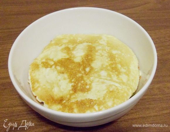 И просто покрыть находящийся в тарелке рис омлетом. Омлет должен быть размером с тарелку. Но если омлет получился большего размера, не расстраивайтесь, его можно нарезать порционно. 