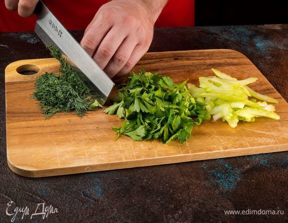 Нарежьте мелко зелень и сельдерей. 