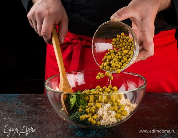 В салатнике смешайте рис, зелень, сельдерей, горошек.