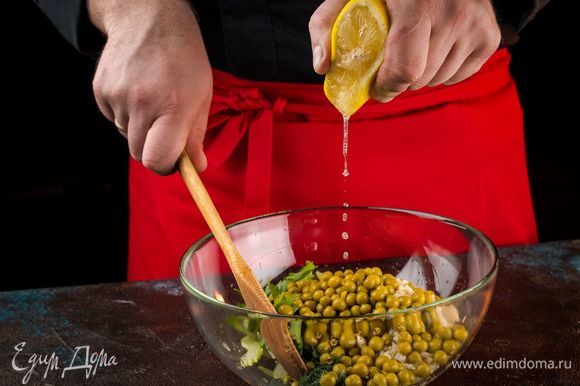 Сбрызните салат лимонным соком, оливковым маслом, добавьте по вкусу соль.