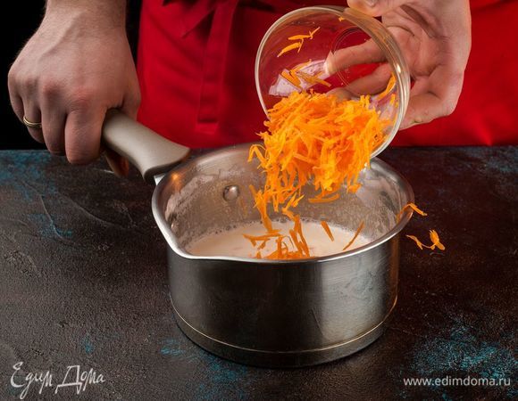 Морковь натрите на крупной терке и припустите до готовности в молоке.