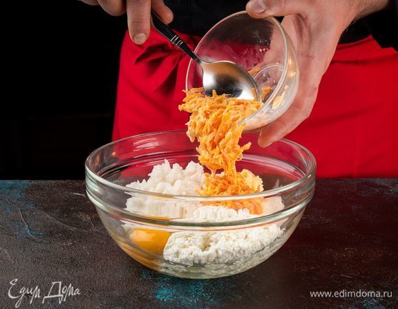 Соедините морковь с отварным рисом, протертым творогом, сахаром, сливочным маслом, яйцом.