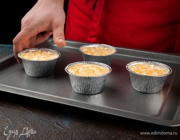 Перемешайте все хорошо. Выложите массу в формы, смазанные слив. маслом, и готовьте в духовке при 180°С 30-40 минут. 