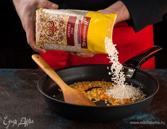 Рис Гигант ТМ «Националь» добавьте к обжарке, перемешайте. Обжарьте с морковью и луком.